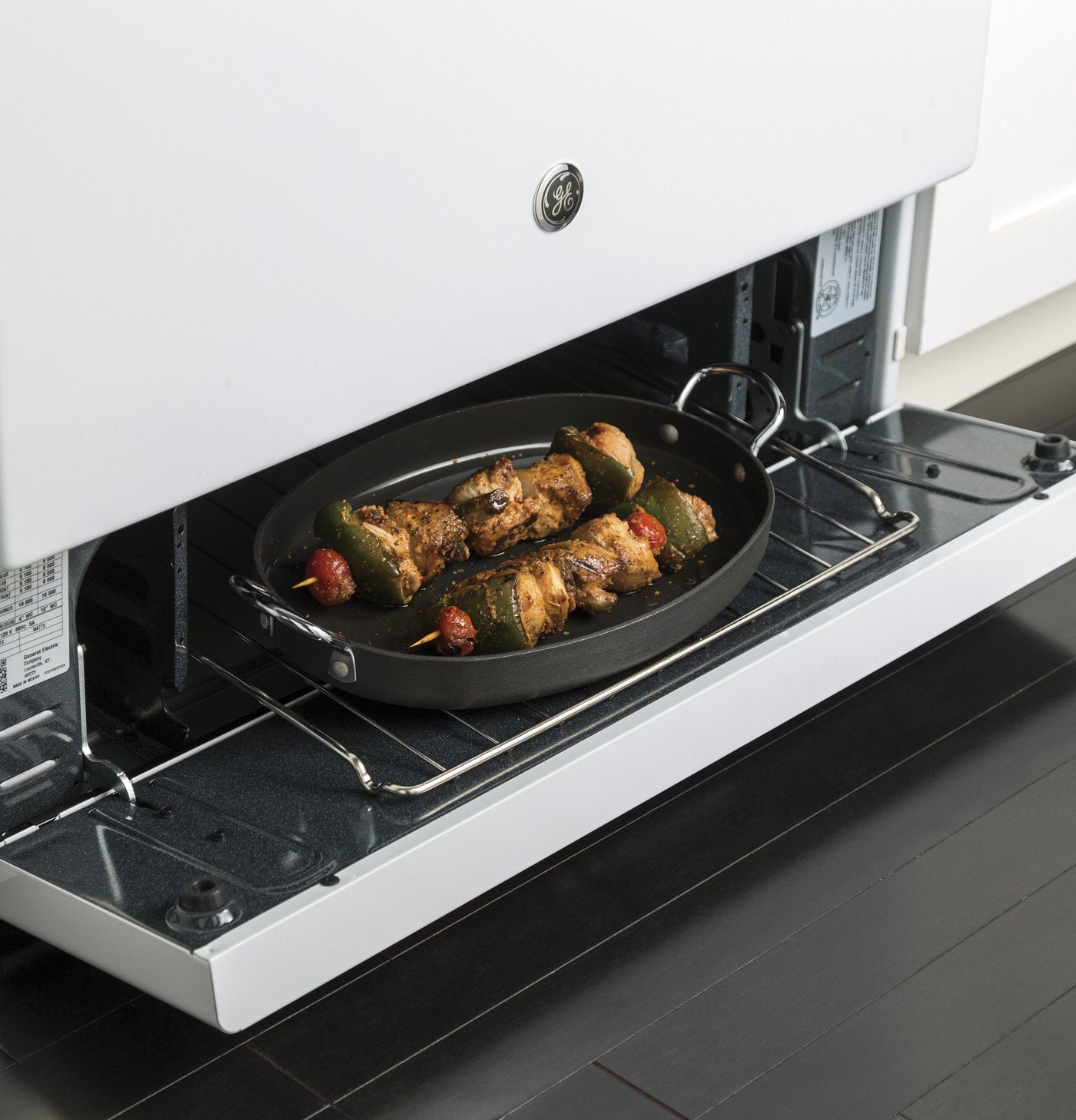 GE White Freestanding Gas Range (4.8 Cu. Ft.) - JCGBS10DEMWW