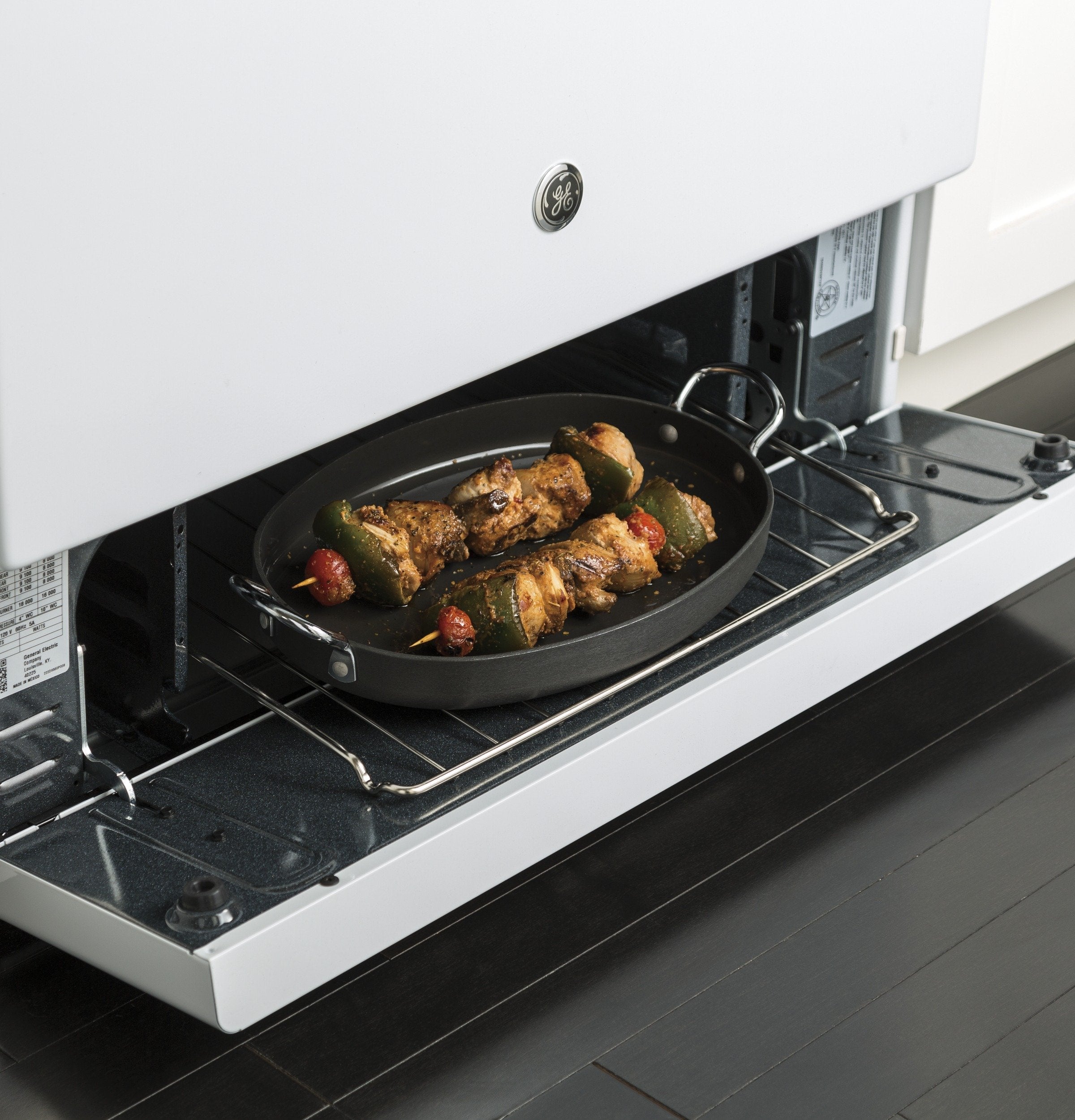 GE White Freestanding Gas Range (4.8 Cu. Ft.) - JCGBS10DEMWW