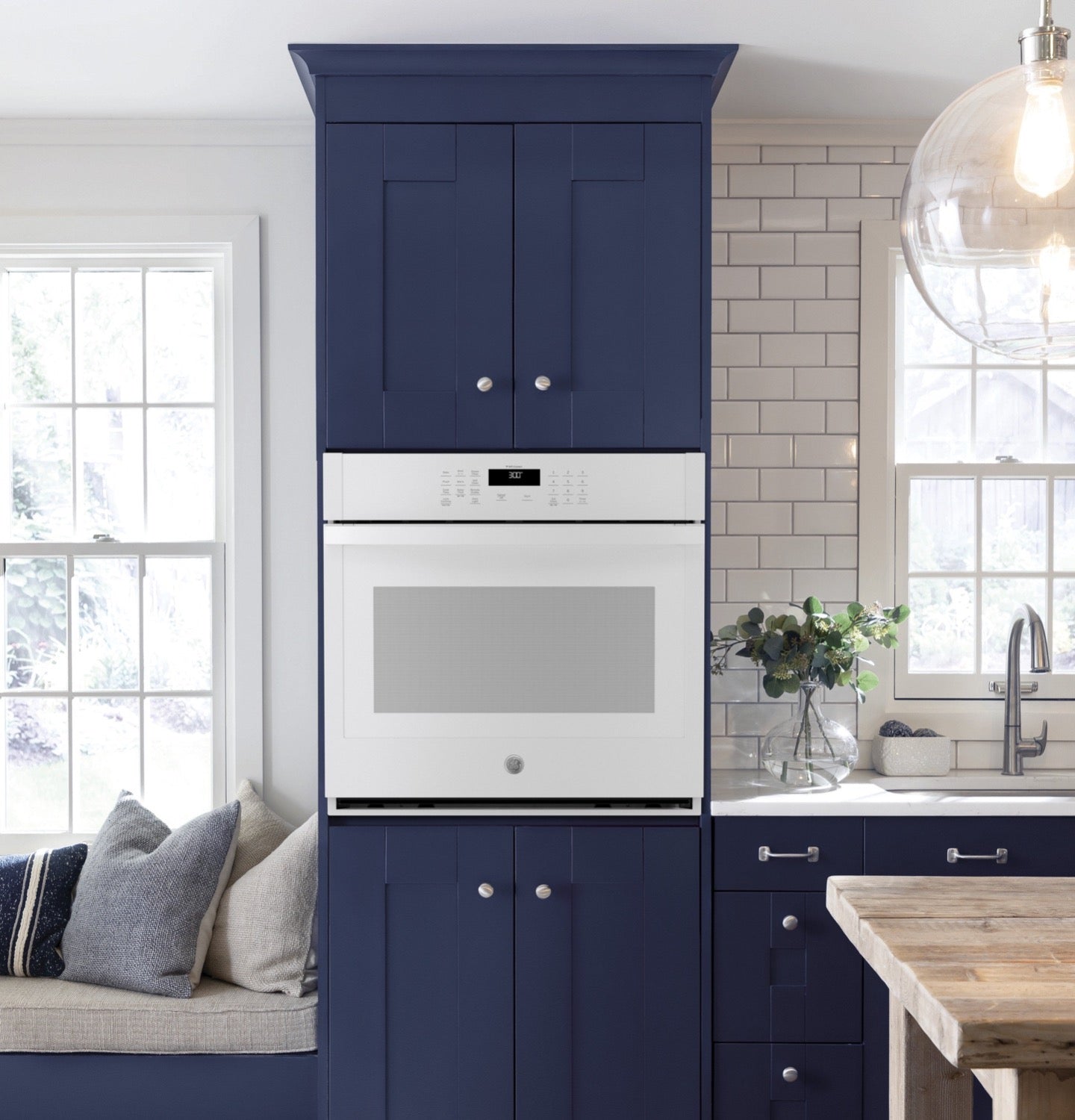 GE White Single Wall Oven (5.0 Cu.Ft.) - JTS3000DNWW