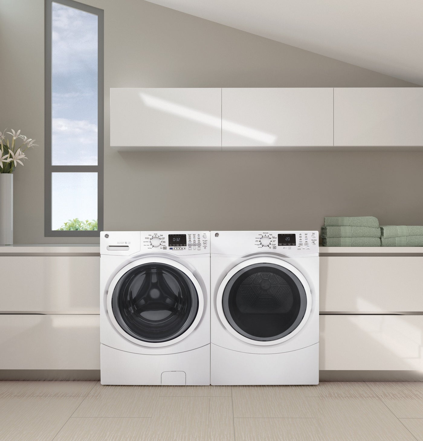 GE White Electric Dryer (7.5 Cu. Ft.) - GFD45ESMMWW