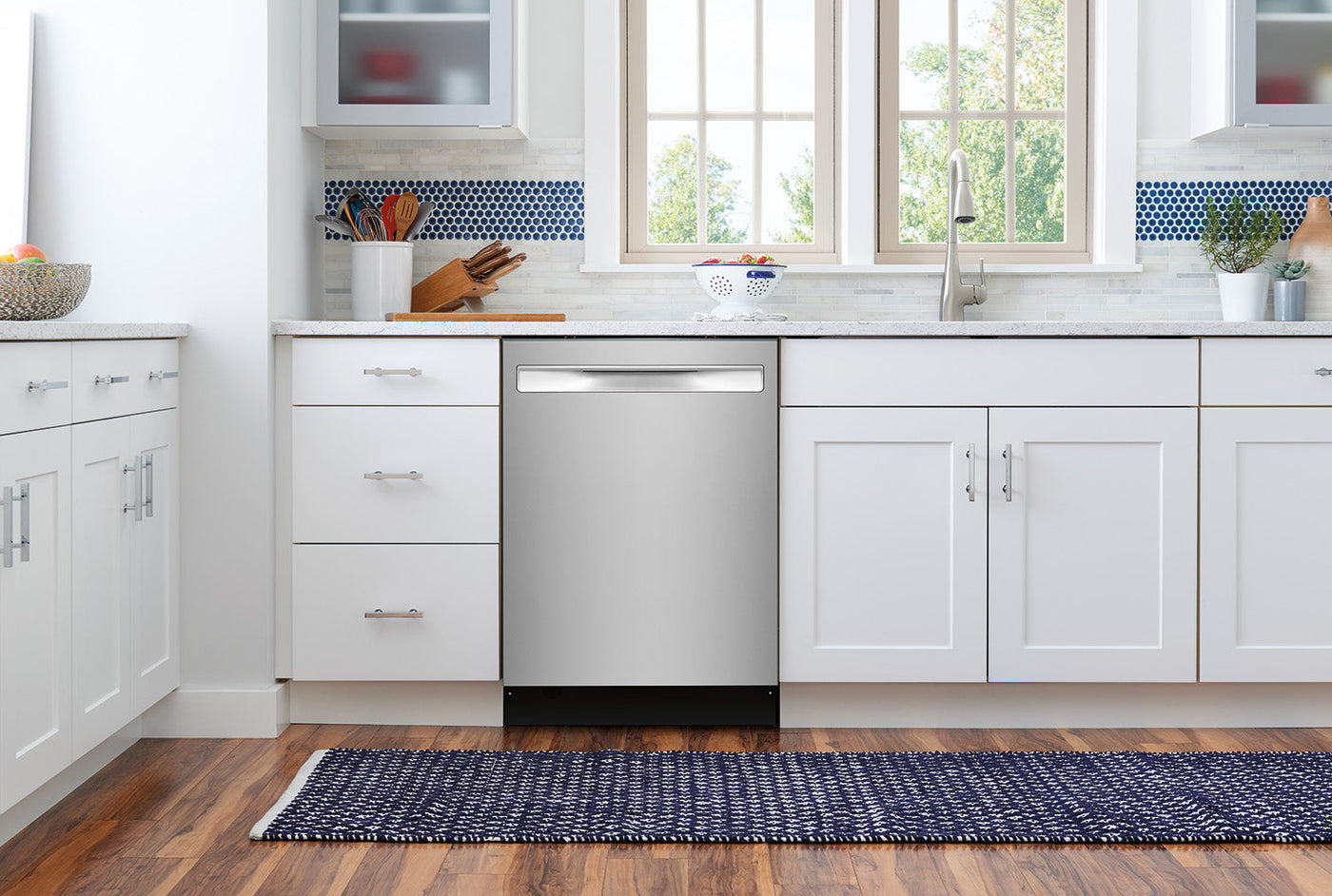 Frigidaire 24" Stainless Steel Dishwasher with BladeSpray® (49 dBA) - FDSP4501AS
