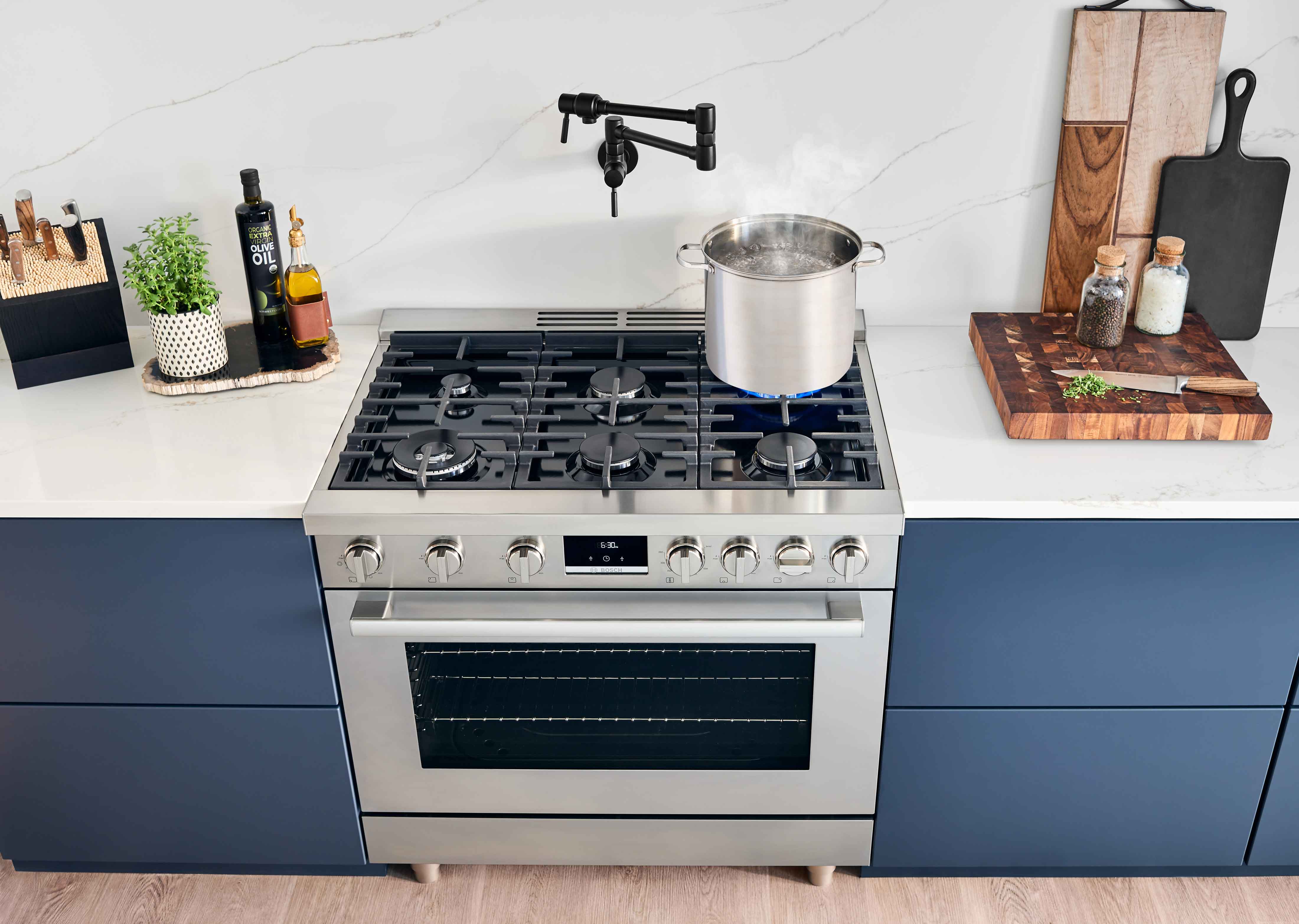 Bosch 36" Industrial Style Gas Range Stainless Steel - HGS8655UC